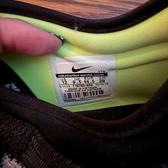 Nike Women’s Black and White Running Shoes - Picture 3 of 5